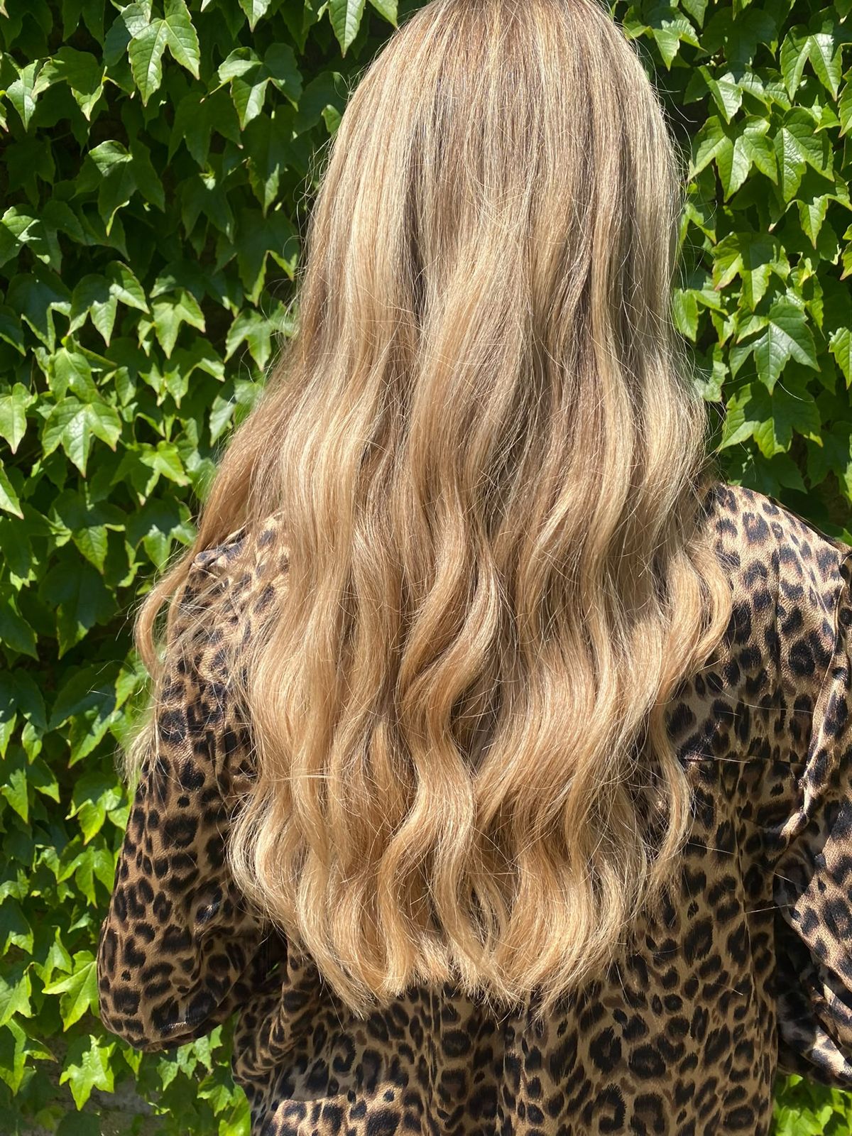 Balayage blond beige sur cheveux longs ondulés
