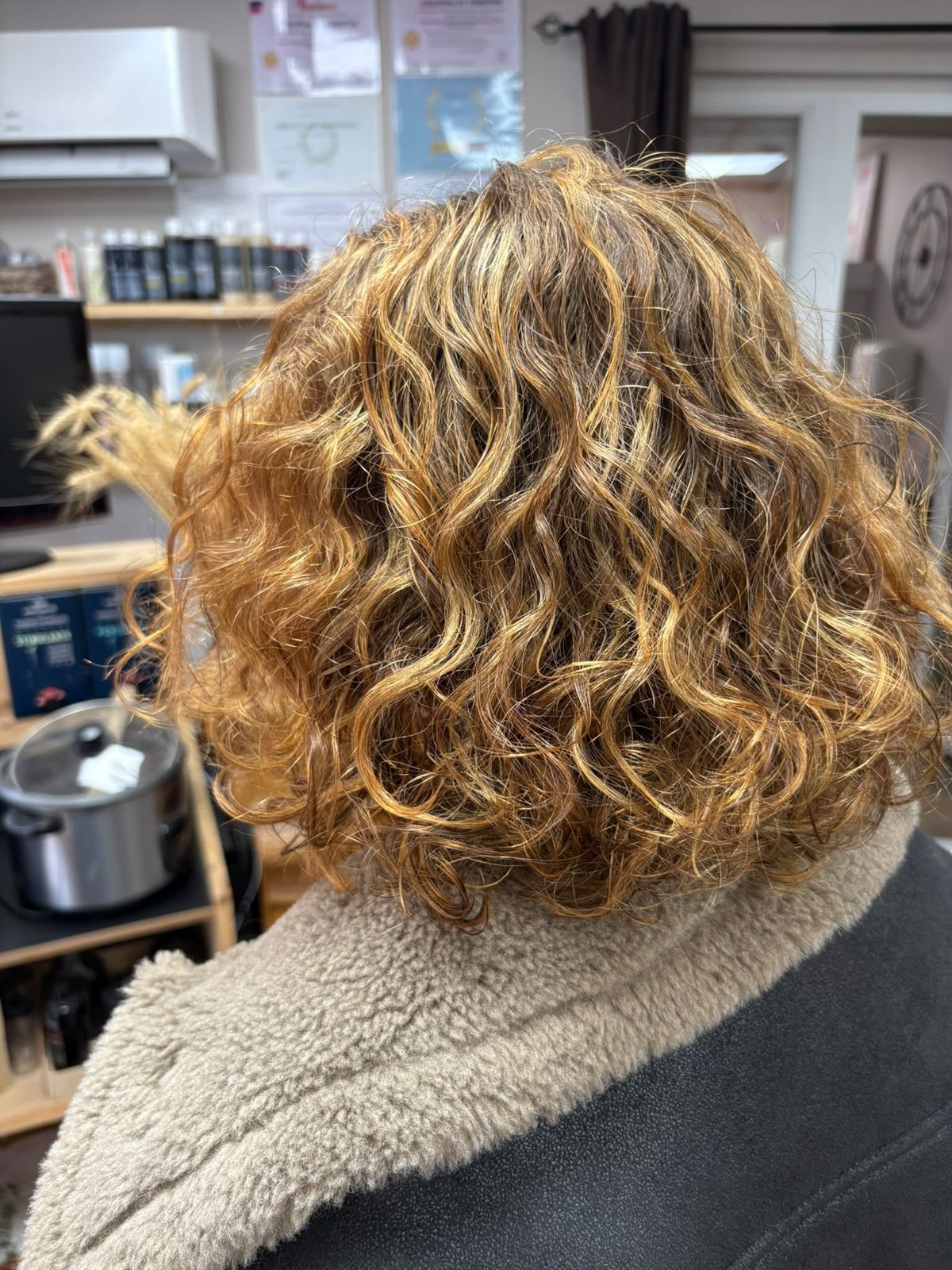 Couleur cuivrée sur cheveux bouclés