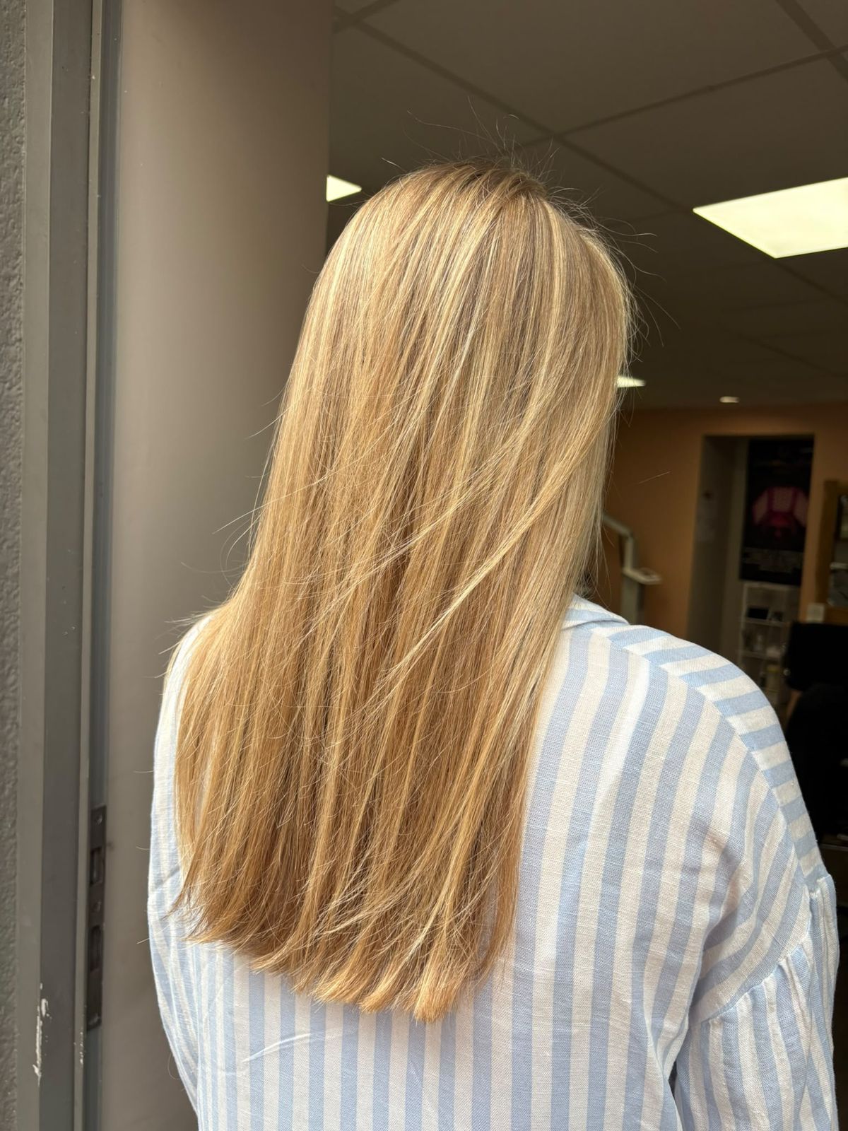 Balayage doré sur cheveux longs lisses
