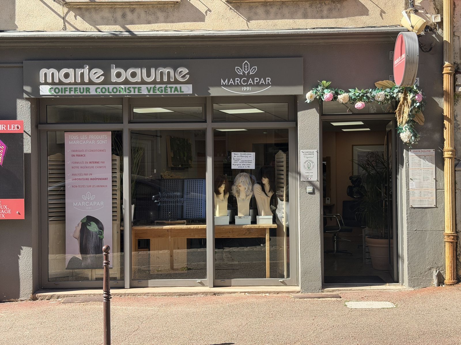 Façade du salon Marie Baume, rue Marguerite Fournier