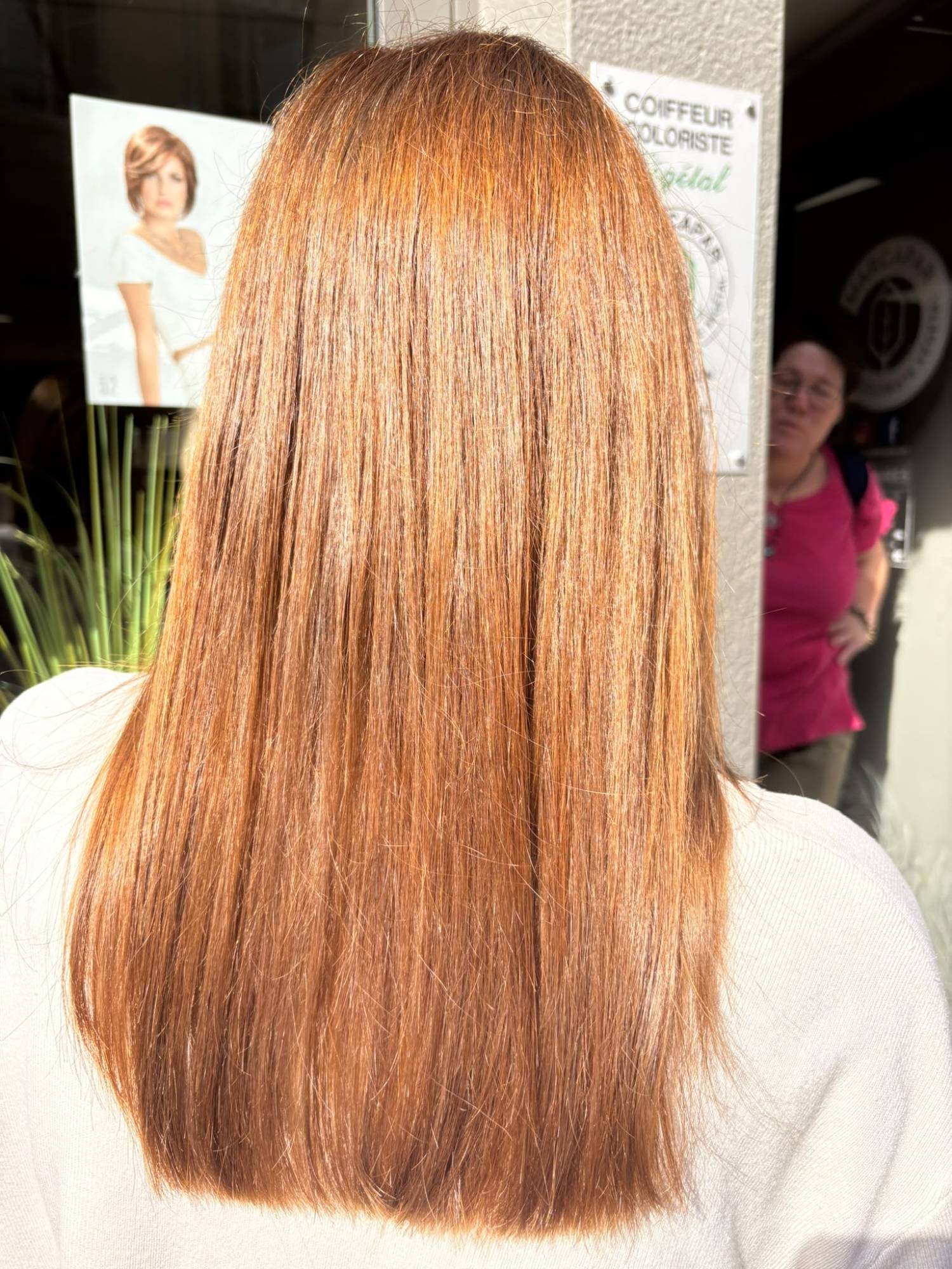 Cuivré lumineux sur cheveux longs, coloration végétale réalisée au salon